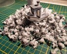 O Benchy flutua em resíduos plásticos