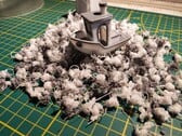 O Benchy flutua em resíduos plásticos