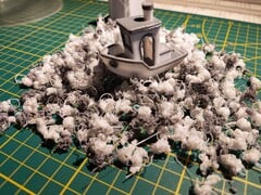 O Benchy flutua em resíduos plásticos