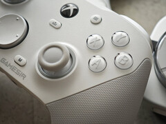 O GameSir G7 Pro em seu acabamento Mech White. (Fonte da imagem: Paraph)