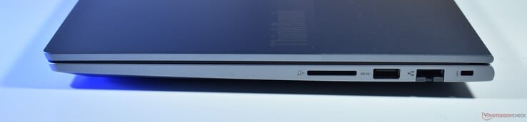 à direita: Leitor de cartão SD, USB A 3.2 Gen 1, RJ45 (Ethernet), trava Kensington