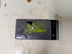 Pelo menos dois Pixel 6a pegaram fogo no último mês. (Fonte da imagem: usuário do Reddit u/zaliver)