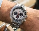 O Prospex Speedtimer Solar HBJ001 com mostrador prateado e submostradores pretos usado num pulso, com luneta taquimétrica preta e bracelete de aço inoxidável.
