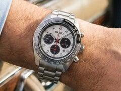 O Prospex Speedtimer Solar HBJ001 com mostrador prateado e submostradores pretos usado num pulso, com luneta taquimétrica preta e bracelete de aço inoxidável.