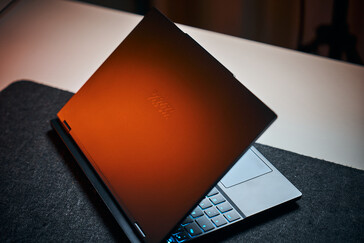 O logotipo da XMG é levemente visível na tampa dos notebooks Core e Fusion 15, interrompendo apenas uma estética limpa.