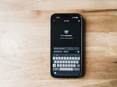 Smartphone exibindo o aplicativo DeepSeek na tela
