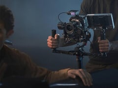 O RS 5 deve ser lançado com uma bateria ainda maior do que a do RS 4 Pro, na última foto. (Fonte da imagem: DJI)