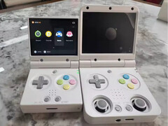 O Miyoo Mini Flip parece muito menor do que o Miyoo Flip existente. (Fonte da imagem: via Miyoo Mini Stock Alerts)