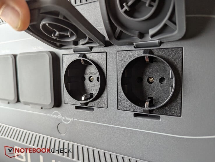 Frontal: 4x AC 230/120 V