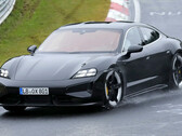 O novo Porsche Taycan EV parece nítido nas fotos espiãs dos testes em Nürburgring, graças aos gráficos atualizados e aos faróis redesenhados. (Fonte da imagem: Auto Express)