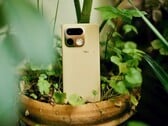 O Realme 16 Pro Plus apresenta um módulo de câmera reflexivo e um toque especial na parte traseira.