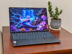 O Yoga Slim 9i 14 Gen 10 é um laptop ultraportátil decente