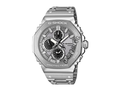 O Casio GMC-B2100ADS-1A parece ter uma construção em várias partes, com transições visíveis entre a moldura, a parte central da caixa e o fundo da caixa.