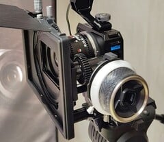 A câmera GoPro Mission 1 Pro ILS com uma lente Laowa 17mm T1.9 MFT Cine, montada em uma gaiola Small Rig com follow focus e matte box.