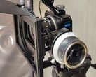 A câmera GoPro Mission 1 Pro ILS com uma lente Laowa 17mm T1.9 MFT Cine, montada em uma gaiola Small Rig com follow focus e matte box.