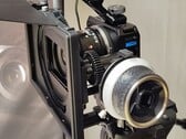 A câmera GoPro Mission 1 Pro ILS com uma lente Laowa 17mm T1.9 MFT Cine, montada em uma gaiola Small Rig com follow focus e matte box.