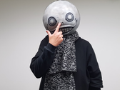 Uma foto do criador de Nier, Yoko Taro, usando sua máscara