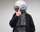 Uma foto do criador de Nier, Yoko Taro, usando sua máscara