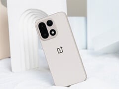 As amostras de câmera recentemente compartilhadas mostram os sensores primário e telefoto em ação. Na foto: a parte traseira do OnePlus 15 (Fonte da imagem: OnePlus)