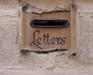 Ranhura de pedra para cartas com a palavra “Letters” esculpida em uma parede