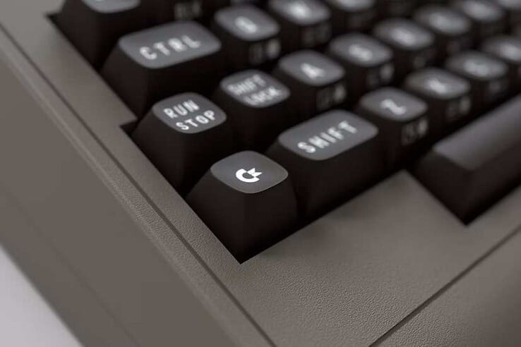 Um teclado mecânico é instalado. (Fonte da imagem: Commodore)