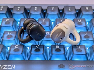 EarFun Clip 2 (esquerda) e fones de ouvido Baseus Inspire XC1 (direita).