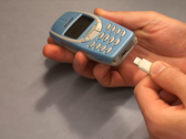 O 3310 com uma porta USB-C. (Fonte da imagem: Salveo via YouTube)