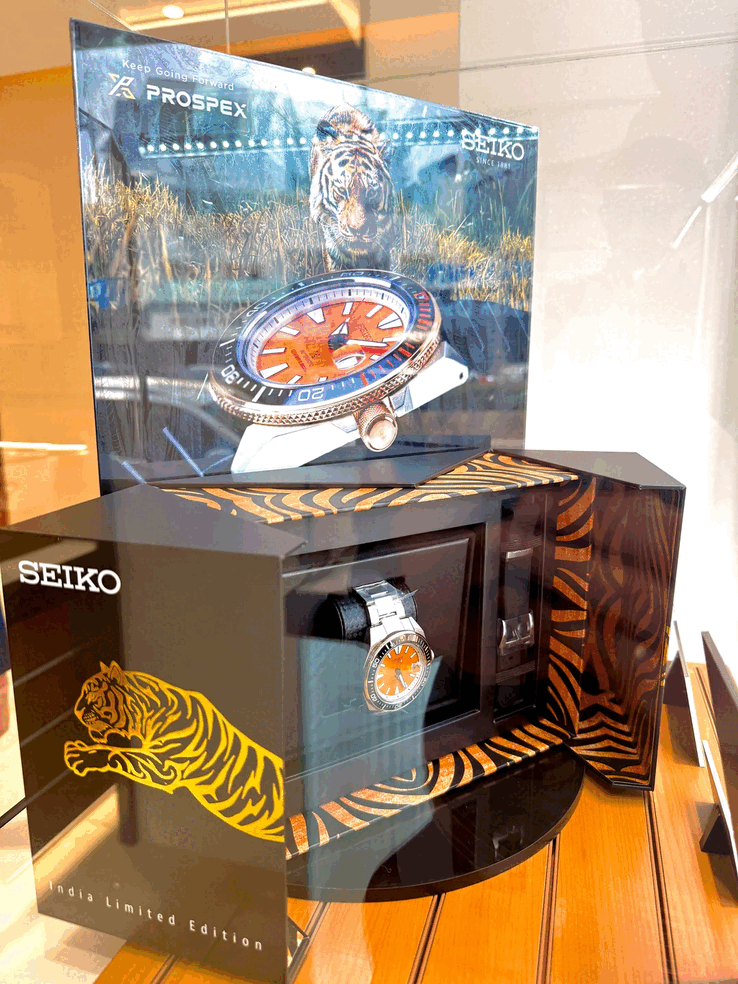O Seiko Prospex HBB005K1 é apresentado em sua caixa com tema de tigre, com detalhes em listras laranja e pretas que remetem às listras de um tigre e uma pulseira de silicone preta.