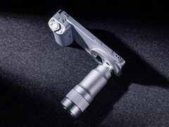 O Vivo X300 Ultra com seus acessórios de câmera acoplados.