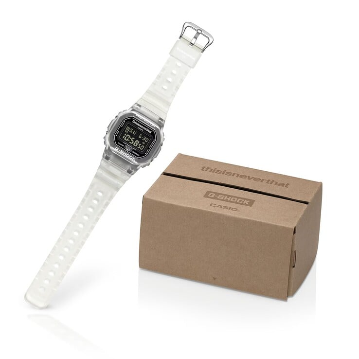 Embalagem personalizada do G-Shock DW-5600TNT-7, exposta ao lado do relógio.