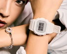 Na foto, o novo Casio G-Shock DW-5600WW-7PR no pulso de Kyoka.