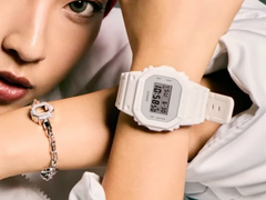 Na foto, o novo Casio G-Shock DW-5600WW-7PR no pulso de Kyoka.