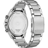 Fundo da caixa do Citizen World Chronograph A.T. AT8260-85X com marcações Eco-Drive e do movimento H800, acoplado a uma pulseira de aço inoxidável.