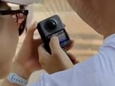 O Osmo 360 é compatível com gestos na tela sensível ao toque para passar pelas filmagens e navegar pela interface do usuário, entre outros usos. (Fonte da imagem: via Igor Bogdanov)