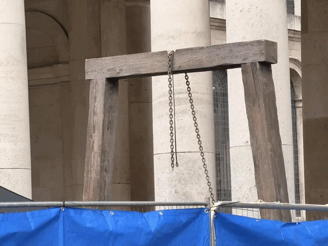 A forca poderia apontar para o Dung Eater ou para uma possível recriação da introdução.