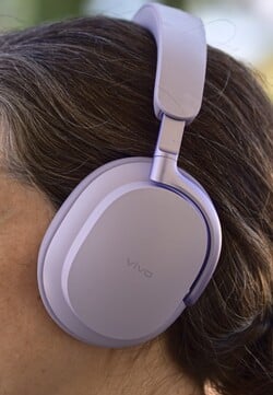 Fones de ouvido Vivo Over-Ear em uso