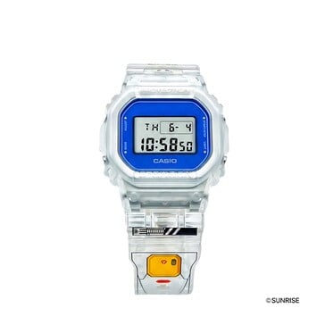 Close-up do Casio G-Shock DW-5600GM26-7DR com uma caixa transparente e moldura azul