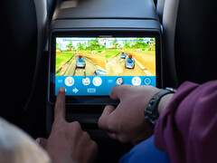 Crianças brincando com jogos de fliperama na traseira de um Tesla Model Y. (Fonte da imagem: Tesla)