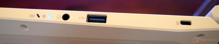 lado direito: Entrada/saída de linha, USB-A 3.2, trava Kensington