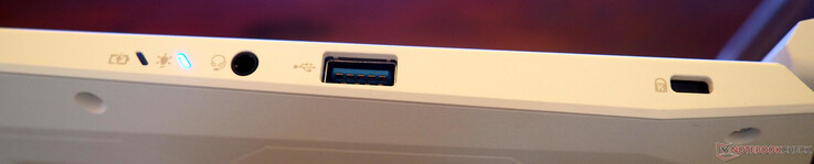 lado direito: Entrada/saída de linha, USB-A 3.2, trava Kensington