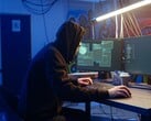Hacker genérico em uma estação de trabalho com dois monitores executando um ataque à cadeia de suprimentos.