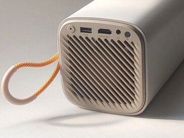 O botão de energia do Yaber T1 Pro, as portas USB e HDMI, o conector de fone de ouvido e o sensor IR estão localizados na parte traseira da unidade de projeção. (Fonte da imagem: Notebookcheck)