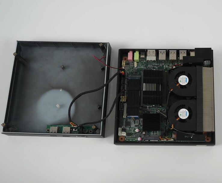 Mini PC para jogos da Yohris aberto, mostrando o sistema de resfriamento com ventilador duplo, a placa-mãe e os slots atualizáveis (Fonte da imagem: ETA PRIME/YouTube)