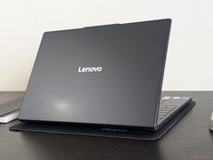 O IdeaPad Slim 3 15 15IRH10R mudou para uma proporção de 16:10 com um clickpad maior, mas a porta de carregamento AC proprietária deixa um gosto amargo (Fonte da imagem: Notebookcheck)