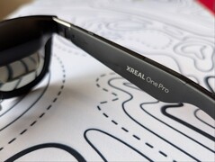 Templo direito do Xreal One Pro com a marca