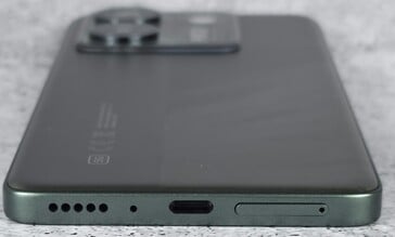 parte inferior do chassi (alto-falante, microfone, porta USB, bandeja SIM/microSD)