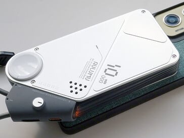 O Aulumu M10 se projeta para além da borda inferior do celular.