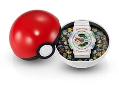 O Casio G-Shock Pokémon 30º Aniversário GA-110 é apresentado dentro de um estojo em forma de Pokébola com um encarte decorativo que exibe 30 Pokémon.