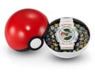 O Casio G-Shock Pokémon 30º Aniversário GA-110 é apresentado dentro de um estojo em forma de Pokébola com um encarte decorativo que exibe 30 Pokémon.