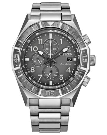 Vista lateral do Citizen Nighthawk CA0890-54H, mostrando a caixa de aço inoxidável, a coroa, os botões do cronógrafo e a pulseira.